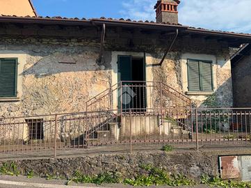 CASA SEMINDIPENDENTE A SOLTO COLLINA