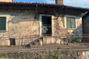 CASA SEMINDIPENDENTE A SOLTO COLLINA