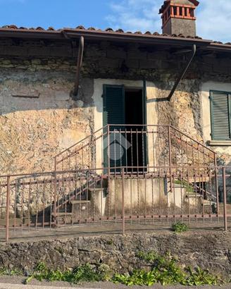 CASA SEMINDIPENDENTE A SOLTO COLLINA