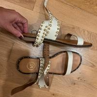 Sandali bassi con borchie