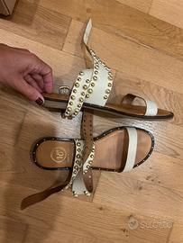 Sandali bassi con borchie