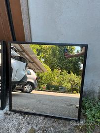 Specchi con cornice nera