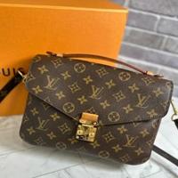 Borsa Louis Vuitton Pochette Metis con monogramma