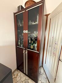 Credenza in legno con vetrina – elegante e capient