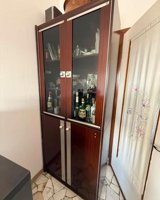 Credenza in legno con vetrina – elegante e capient
