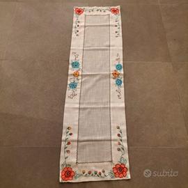 centrino ricamato a mano 