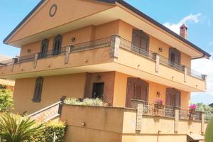 Villa bifamiliare 3 livelli + ampio spazio esterno