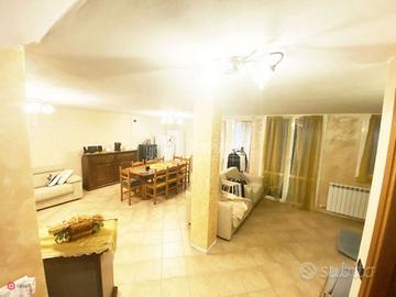 trilocale con taverna e giardino