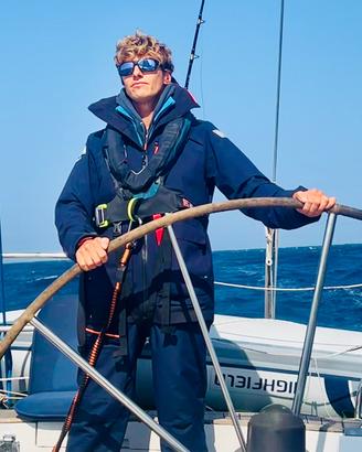 Capitano per trasferimenti e charter vela e motore
