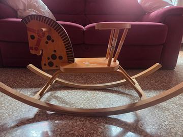 Cavallo a dondolo in legno