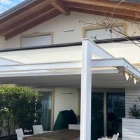 Pergola in legno con tenda motorizzata