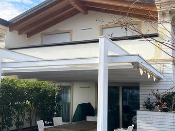 Pergola in legno con tenda motorizzata