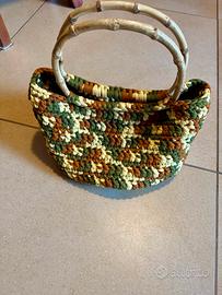 Borsa a mano uncinetto con manici in bambù