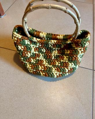 Borsa a mano uncinetto con manici in bambù