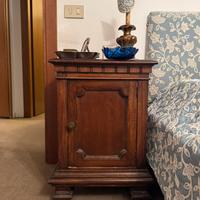 Coppia di comodini in legno massello