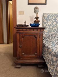 Coppia di comodini in legno massello