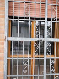 Inferriate per porta finestra in ferro grigio