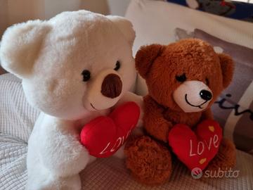 Coppia di orsetti di peluche  con cuore. 