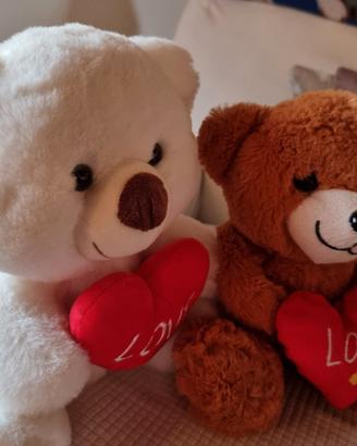 Coppia di orsetti di peluche  con cuore. 