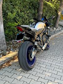 Yamaha r1 M