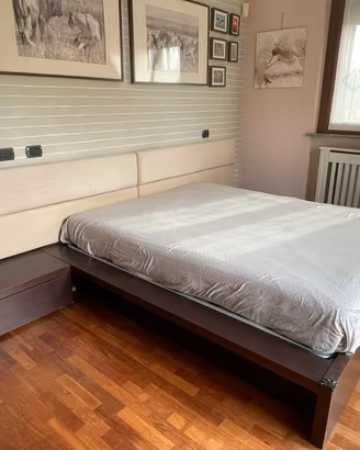 Letto matrimoniale e comò