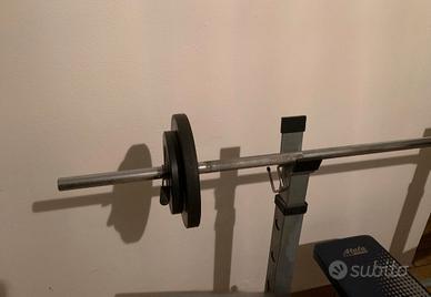 panca per palestra con bilanceri e vari pesi