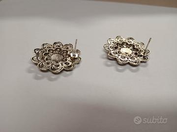 Orecchini con fiore