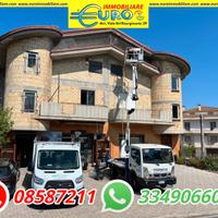 Meta' palazzina con appartamenti e negozio