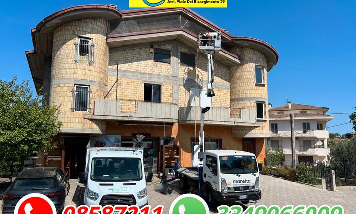 Meta' palazzina con appartamenti e negozio