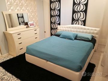 Letto imbottito contenitore due piazze esposizione