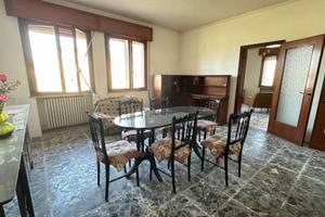 Casa indipendente di 240 m² con 5 locali e posto a