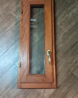 finestra  in legno 