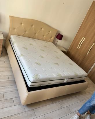 Letto matrimoniale contenitore con doghe in legno
