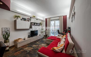 Centro: ampio bilocale con due balconi e cantina