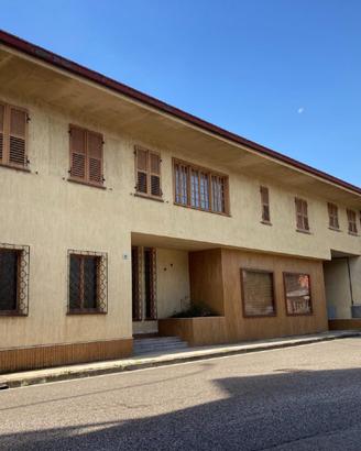 CASA DI AMPIA METRATURA CON SPAZI VERSATILI E ...