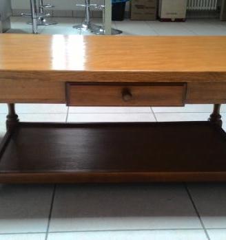 Tavolino con cassetto in legno massello