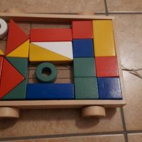Gioco con figure in legno