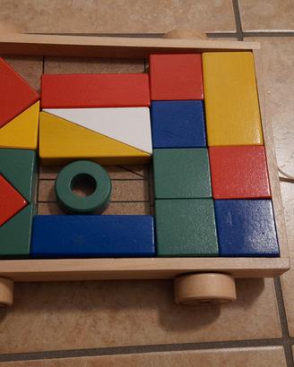 Gioco con figure in legno