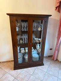 Vetrina con bicchieri