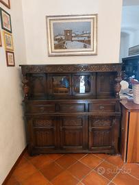 due mobili e sei sedie (2 con braccioli e 4 senza)