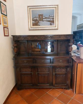 due mobili e sei sedie (2 con braccioli e 4 senza)