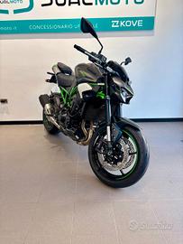 Kawasaki Z 900 Metallic Moondust Gray / Spark Blac