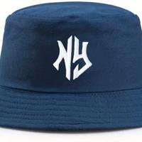 Cappello A Secchiello Stampato Con Lettere Gotiche