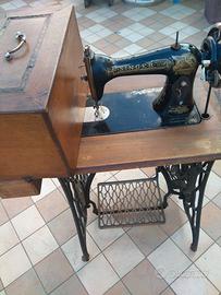 2 MACCIHE DA CUCIRE ANTICHE