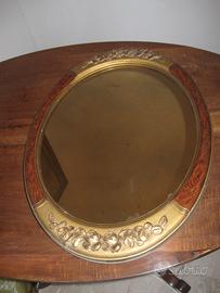 Specchiera ovale vintage con rose in rilievo
