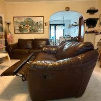 2 divani marroni reclinabili in vera pelle