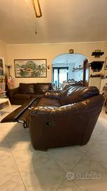 2 divani marroni reclinabili in vera pelle