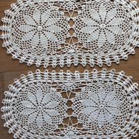 Coppia centrini eseguiti a mano, in cotone beige