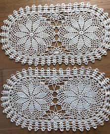 Coppia centrini eseguiti a mano, in cotone beige