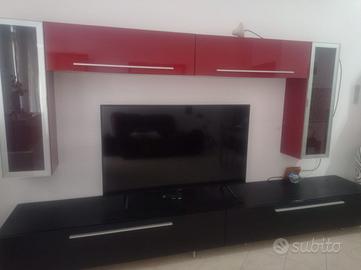 Cucina,parete attrezzata,tavolo moderno con sedie